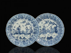 PAIRE D'ASSIETTES EN PORCELAINE BLEU BLANC, CHINE, DYNASTIE QING, ÉPOQUE KANGXI (1662-1722)