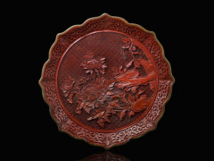 PLAT EN LAQUE ROUGE SCULPTÉE, CHINE, DYNASTIE QING, XIXe SIÈCLE