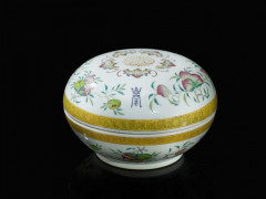 GRANDE BOÎTE COUVERTE EN PORCELAINE FAMILLE ROSE, CHINE, DYNASTIE QING, MARQUE ET ÉPOQUE GUANGXU (1875-1908)