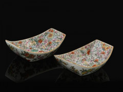 PAIRE DE COUPELLES EN PORCELAINE FAMILLE ROSE, CHINE, DYNASTIE QING, XIXe SIÈCLE