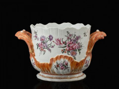 RAFRAÎCHISSOIR EN PORCELAINE DE LA FAMILLE ROSE, CHINE, DYNASTIE QING, XVIIIe SIÈCLE