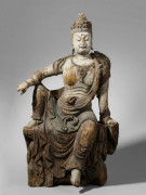 GRANDE SCULPTURE DE GUANYIN EN BOIS SCULPTÉ POLYCHROME, CHINE, DANS LE STYLE DES MING, FIN DU XIXe OU DÉBUT DU XXe SIÈCLE