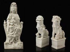 STATUETTE DE GUANYIN ET PAIRE DE CHIENS DE FO EN PORCELAINE BLANC DE CHINE, CHINE, DYNASTIE QING, XIXe SIÈCLE