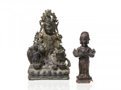 STATUETTE DE BODHISATTVA ET STATUETTE DE GARDIEN EN BRONZE, CHINE, DYNASTIE MING, XVIIe SIÈCLE