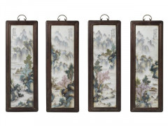 QUATRE PANNEAUX EN PORCELAINE POLYCHROME ET ENCADREMENTS DE BOIS, CHINE, PREMIÈRE MOITIÉ DU XXe SIÈCLE