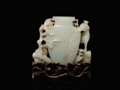 VASE EN JADE CÉLADON SCULPTÉ, CHINE, DYNASTIE QING, XVIIIe - XIXe SIÈCLE