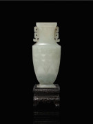 VASE EN JADE CÉLADON, CHINE, DYNASTIE QING, XVIIIe - XIXe SIÈCLE