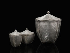 TROIS BOÎTES COUVERTES EN ARGENT, JAPON, ÉPOQUE MEIJI, FIN DU XIXe SIÈCLE