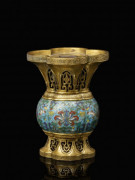 VASE EN BRONZE DORÉ ET ÉMAUX CLOISONNÉS, CHINE, DYNASTIE QING, ÉPOQUE QIANLONG (1736-1795)