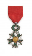 88 + 89 France Ordre de la Légion d'honneur. Étoile de Chevalier, IIIè République. Argent, émail (reste), ruban, écrin. ME. Poids brut