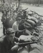 Robert DOISNEAU (1912-1994) LES BARRICADES, BOULVARDS SAINT MICHEL ET SAINT GERMAIN – AOÛT 1944 Tirage argentique d'époque