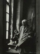 Denise COLOMB (1902-2004) PABLO PICASSO DANS SON ATELIER RUE DES GRANDS AUGUSTINS, AVEC SES STATUES DE CHOUETTES – 1952 Tirage argen...