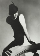 Horst P. HORST (1906-1999) WHITE SLEEVE ROBERT PIGUET DORIS ZELZNSKY, VOGUE, PARIS – 1936 Tirage argentique