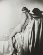 Horst P. HORST (1906-1999) LISA ON SILK I, NEW YORK – 1940 Tirage argentique