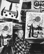 Denise COLOMB (1902-2004) JOAN MIRO DANS SON ATELIER, ENTOURE DE SES GRAVURES – 1954 Grand tirage argentique d’exposition