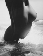 Lucien CLERGUE (1934-2014) NU DANS LA VAGUE – 1968 Tirage argentique d’époque réalisé par l’auteur, fotté sur carton