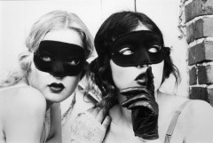 Ellen VON UNWERTH (Née en 1954) SANS TITRE, SÉRIE « REVENGE » – 2003 Tirage argentique