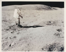 NASA / John W. YOUNG (Né en 1930) MISSION APOLLO 16 : L'ASTRONAUTE CHARLES M. DUKE JR, PILOTE DU MODULE LUNAIRE PRES DE PLUM CRATER,...