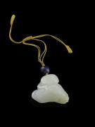 PENDENTIF EN JADE BLANC SCULPTÉ, CHINE