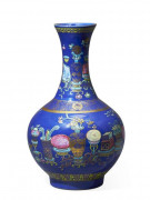 VASE EN PORCELAINE BLEU POUDRÉ ET POLYCHROME, CHINE, DYNASTIE QING, MARQUE ET ÉPOQUE GUANGXU (1871 - 1908)