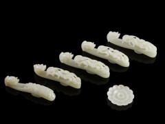 CINQ FIBULES ET UN BOUTON EN JADE CÉLADON PÂLE, CHINE, DYNASTIE QING, XIXe SIÈCLE