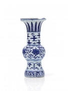 VASE EN PORCELAINE BLEU BLANC, GU, CHINE, DYNASTIE MING, MARQUE ET ÉPOQUE WANLI (1573 - 1620)