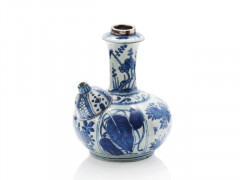 KENDI EN PORCELAINE BLEU BLANC, CHINE, DYNASTIE MING, XVIe SIÈCLE