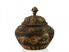 POT COUVERT EN CUIVRE REPOUSSÉ ET DORÉ, TIBET, XIXe SIÈCLE