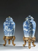 IMPORTANTE PAIRE DE POTICHES COUVERTES EN PORCELAINE BLEU BLANC, CHINE, DYNASTIE QING, ÉPOQUE KANGXI (1662 - 1722)