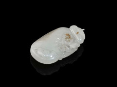 PENDENTIF EN JADE BLANC ET ROUILLE, CHINE, DYNASTIE QING, XIXe SIÈCLE