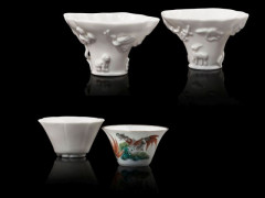 TROIS COUPES EN PORCELAINE BLANC DE CHINE ET UNE PETITE COUPE EN PORCELAINE POLYCHROME, CHINE, DYNASTIE QING, XVIIe SIÈCLE ET FIN DU...