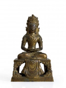 STATUETTE D'AMITAYUS EN BRONZE DORÉ, CHINE, DYNASTIE QING, ÉPOQUE QIANLONG (1736 - 1795) Représenté assis en vajrasana sur une base qua