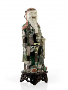 STATUETTE D'IMMORTEL EN PORCELAINE FAMILLE VERTE, CHINE, DÉBUT DU XXe SIÈCLE