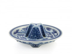 UN SUPPORT DE VERSEUSE JUE EN PORCELAINE BLEU BLANC, CHINE, MARQUE ET POSSIBLEMENT ÉPOQUE QIANLONG (1736 - 1795)