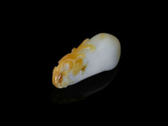 PENDENTIF EN JADE BLANC ET ROUILLE, CHINE, DYNASTIE QING, XIXe SIÈCLE