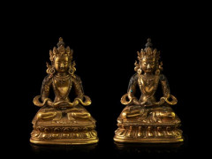 DEUX STATUETTES D'AMITAYUS EN BRONZE DORÉ, SINO-TIBÉTAIN, FIN DU XVIIIe SIÈCLE