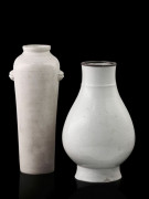 DEUX VASES EN PORCELAINE À GLAÇURE CRÈME ET BLANCHE, CHINE, XVIIe ET XVIIIe SIÈCLE