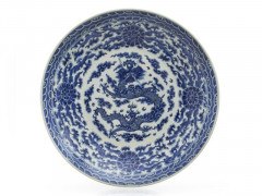 GRAND PLAT EN PORCELAINE BLEU BLANC, CHINE, DYNASTIE QING, DÉBUT DU XXe SIÈCLE