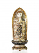 STATUETTE DE BOUDDHA EN FAÏENCE SATSUMA, JAPON, XIXe SIÈCLE