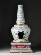 STUPA EN PORCELAINE FAMILLE ROSE, CHINE, DYNASTIE QING, ÉPOQUE QIANLONG (1736 - 1795) - JIAQING (1796 - 1820)