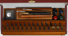 BRAUSE Superbe coffret de calligraphie en série limitée (n° 54/150). En bois gainé simili bordeaux. Comprenant : 29 plumes, 2 porte-...