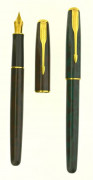 PARKER	Lot de 2 stylos plumes Sonnet : laque marbrée vert/noir et brun/noir. Plumes plaquées or fine, remplissage cartouche. Dans de...