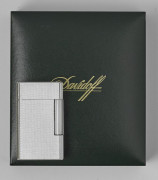 DAVIDOFF, briquet Ligne 2  by S.T. Dupont en métal argenté décor grain d'orge. Complet boite, papiers et son1 étui cuir. Etat d"usag...