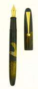 NAMIKI Bald Eagle, stylo plume en série limitée à 700 pièces sortie en 2000. Laque urushi avec décor maki-é en togidashi. Le pygargu...