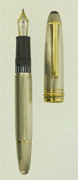 MONTBLANC	 146, stylo plume Meisterstück Solitaire Legrand argent décor grain d'orge et attributs plaqué or. Plume or 18 carats moye...