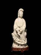 STATUETTE DE GUANYIN EN PORCELAINE BLANC DE CHINE, CHINE, DYNASTIE QING, XVIIIe-XIXe SIÈCLE