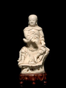 STATUETTE DE ZHENWU EN PORCELAINE BLANC DE CHINE, CHINE, DYNASTIE QING, XVIIIe-XIXe SIÈCLE