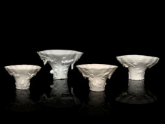 QUATRE COUPES EN PORCELAINE BLANC DE CHINE, CHINE, DYNASTIE QING, ÉPOQUE KANGXI (1662-1722)