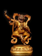 RARE STATUETTE DE FÉLIN EN CUIVRE DORÉ ET REPOUSSÉ, TIBET, XIXe SIÈCLE