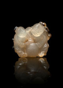 PETIT GROUPE EN AGATE SCULPTÉ, CHINE, DÉBUT DU XXe SIÈCLE